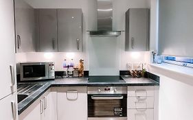 Luxury Apartment - 1 Min From Station